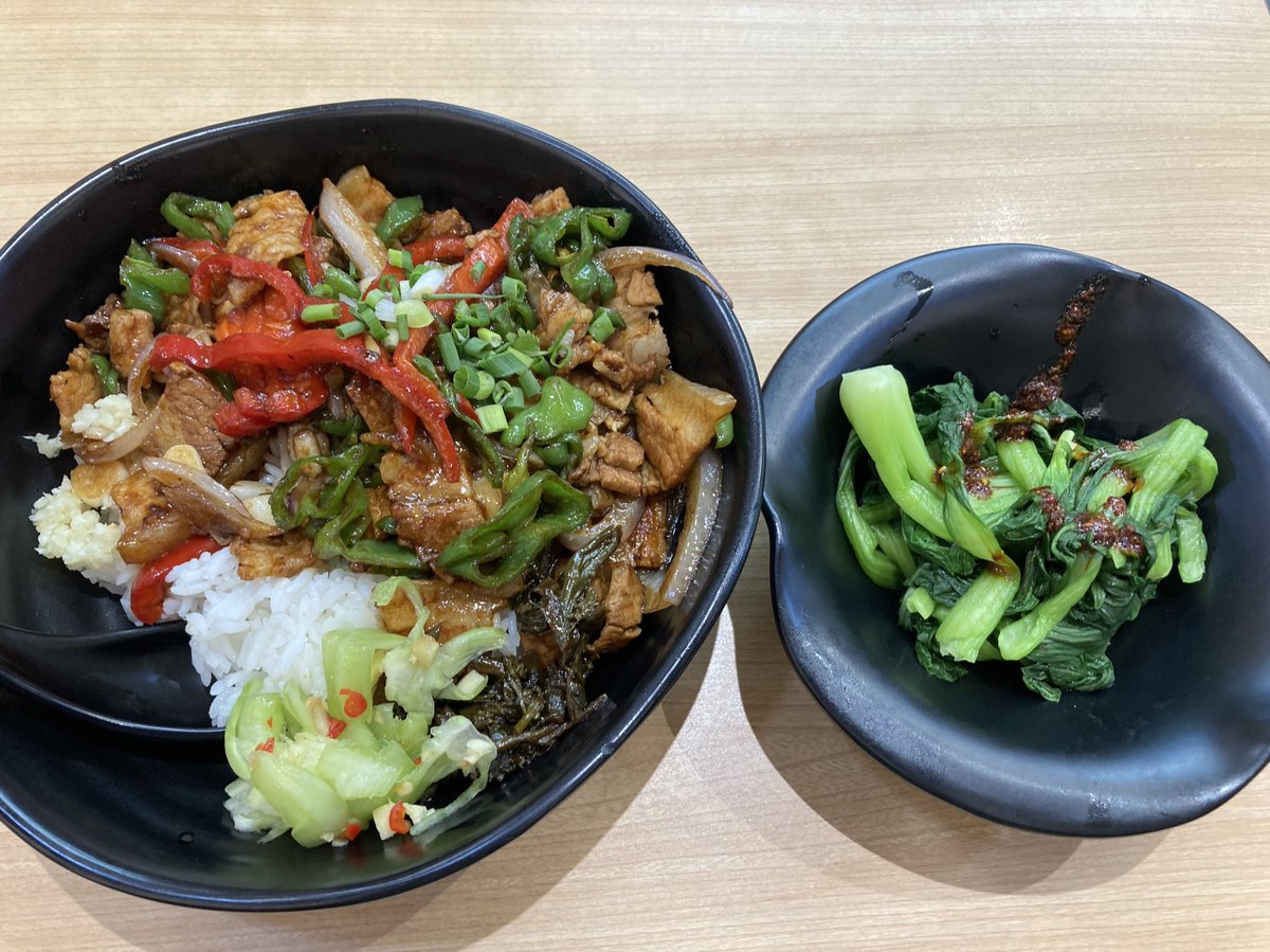 回锅肉盖饭（huí guō ròu gài fàn）
25元　13周年というよくわからない節目で青菜がついてきた