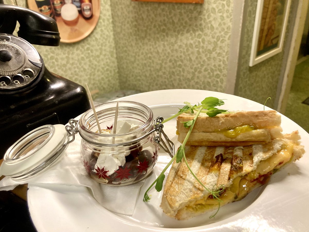 Itseäni harmitti tänään kun kahviloista puuttuu palvelu. Meillä saunalla on pöytiintarjoilu. Tänäänkin voit tulla löylyihin ja nauttimaan pientä evästä pöytiin tarjoiltuna. <a href="/saunahermanni/">Sauna Hermanni</a>