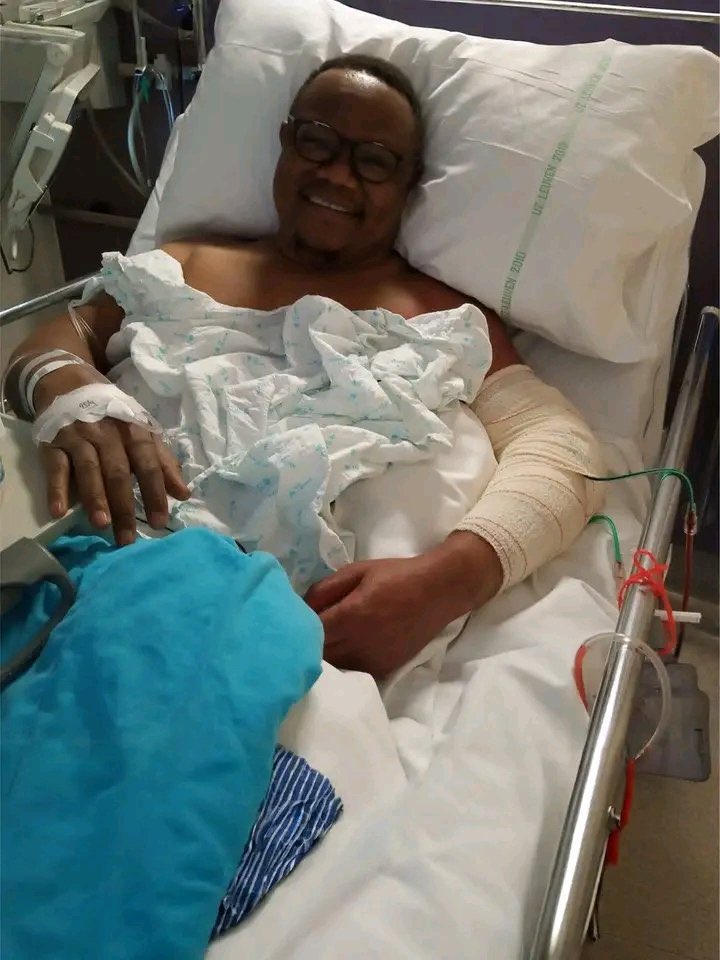 #MashujaaDay

Leo imetimia miaka 8 tangu Mhe. Lissu ashambuliwe kwa sirasi 37 ambapo risasi 16 ziliingia mwili mwake.

Mpaka leo hakuna Uchunguzi wowote ambao umefanyika juu ya shambulio hili.

Tunamshukuru Mungu ambae alimponya shujaa wetu ile siku maana bila mkono wa Mungu