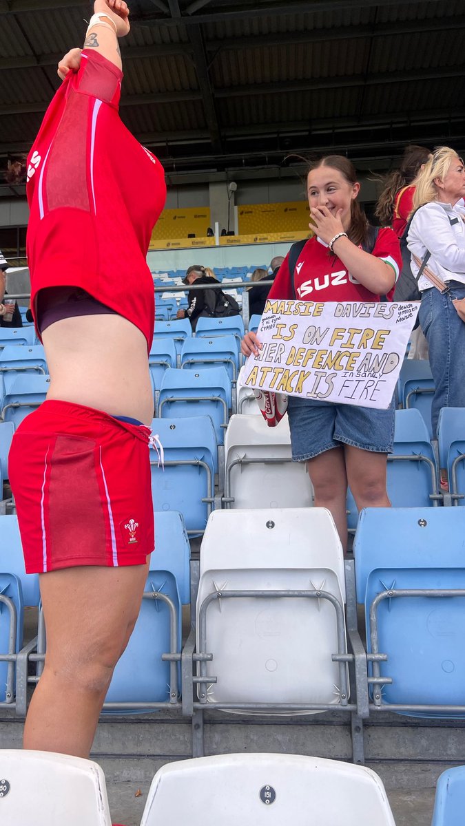 I love this. I remember Maisie being a young fan and it meant everything to her. It’s so nice to give back ♥️ <a href="/WelshRugbyUnion/">Welsh Rugby Union 🏴󠁧󠁢󠁷󠁬󠁳󠁿</a> #RWC2025 #StrengthInBloom