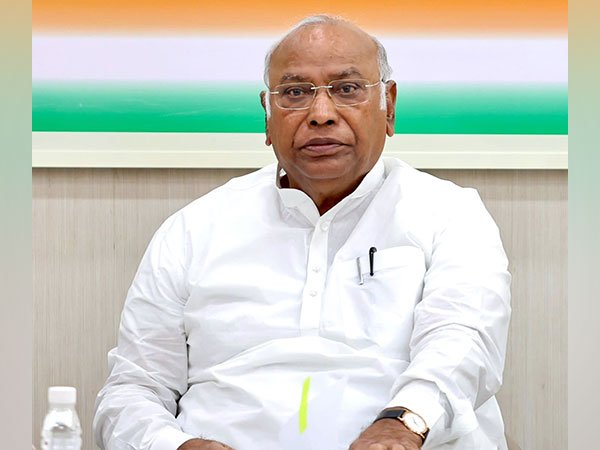 LokPoll's tweet image. Congress President Mallikarjun Kharge to host INDIA bloc MPs for dinner ahead of VP polls

#MallikarjunKharge #VPElection #INDIAbloc