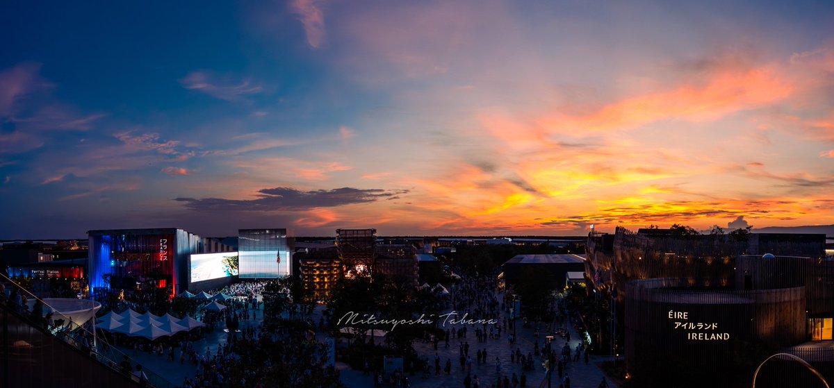 t_informations's tweet image. 「左に夜、右に余光。空が切り替わる瞬間。」

Left: night. Right: afterglow.
The sky shifts in real time.

#万博 #大屋根リング #パノラマ写真 #夜の始まり #夕暮れ空 #ゴールデンアワー #ブルーアワー #万博記録 #expo2025 #twilightsky #blueandorange #panorama
#これソニーで撮りました