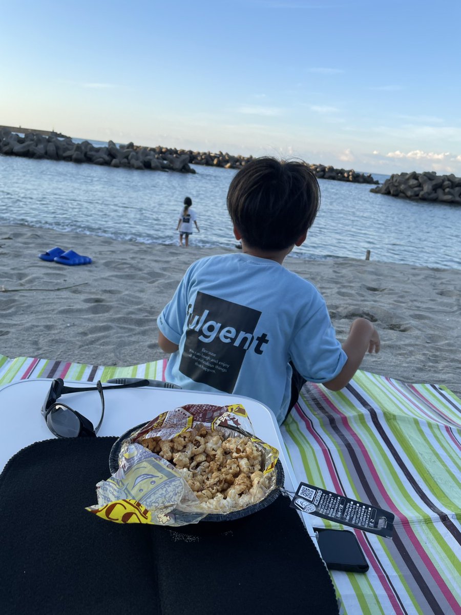 土日で子供たちと初の浜キャンプ。⛺️

息子がテント泊を夜少し怖がったけど、また行きたいと言っているからよかったよかった☺️