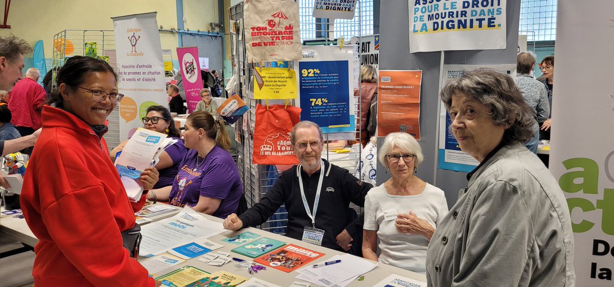 SophieGrassano's tweet photo. #Forumdesassociations #Paris20ème @Mairiedu20 De bons échanges avec le public. Merci aux bénévoles @Paris_11_19_20 de pour leurs disponibilités et sourires ! @ADMDFRANCE #Findevie #Santé #SoinsPalliatifs #Prochoix #Euthanasie #Suicideassisté https://t.co/tbdj6uvZGc