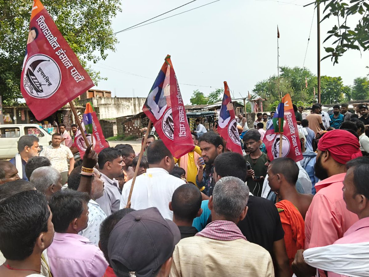 Kunal4bihar's tweet photo. सरायरंजन मेडिकल कॉलेज में इमरजेंसी सेवा बहाल करने के लिए प्रदर्शन कर रहे कुणाल कुमार व उनके समर्थकों पर विजय चौधरी के गुंडों का हमला।

#SarairanjanVidhansabha #PeopleVsPower #KunalKumar #KunalForBihar #SarairanjanMedicalCollege #VijayChyKeGunde 
#SarairanjanVidhansabha https://t.co/4qwrALzLJu