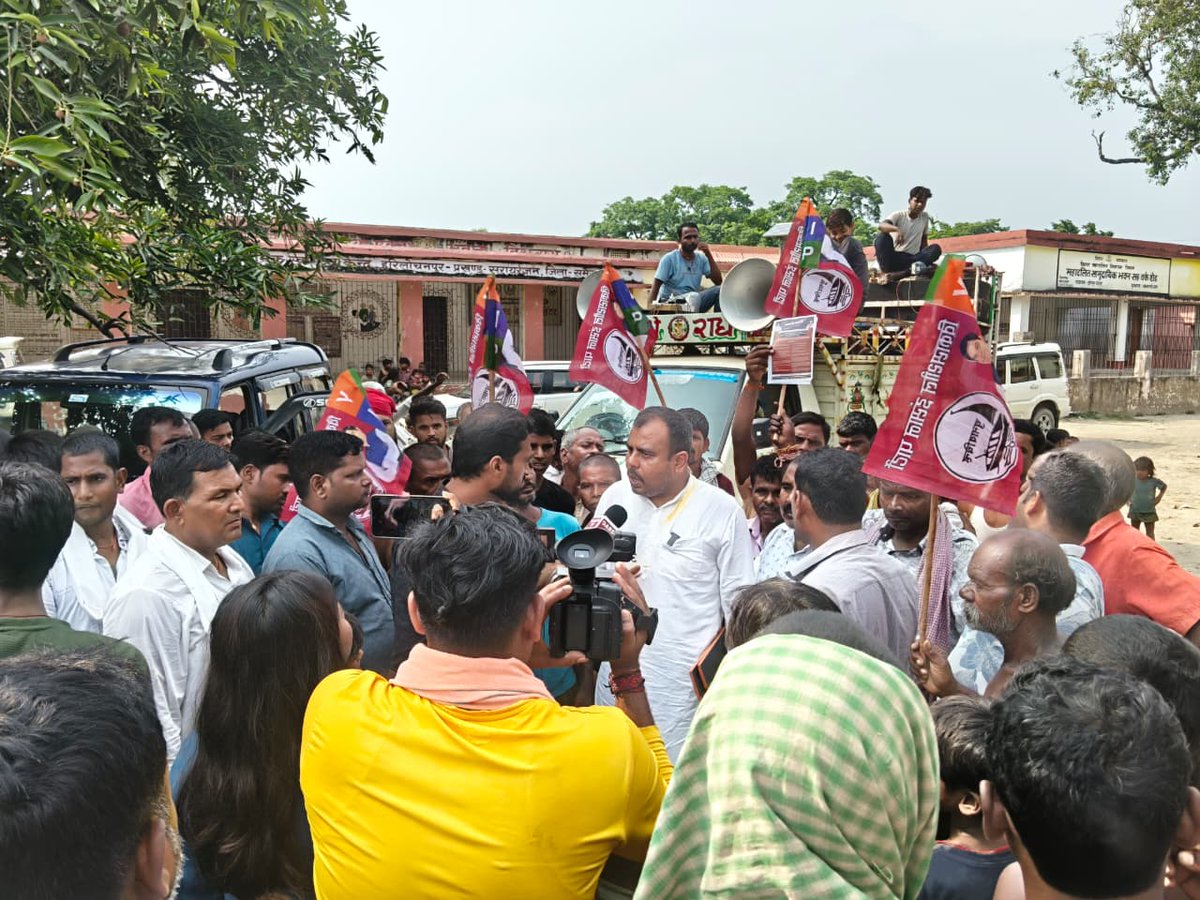 Kunal4bihar's tweet photo. सरायरंजन मेडिकल कॉलेज में इमरजेंसी सेवा बहाल करने के लिए प्रदर्शन कर रहे कुणाल कुमार व उनके समर्थकों पर विजय चौधरी के गुंडों का हमला।

#SarairanjanVidhansabha #PeopleVsPower #KunalKumar #KunalForBihar #SarairanjanMedicalCollege #VijayChyKeGunde 
#SarairanjanVidhansabha https://t.co/4qwrALzLJu