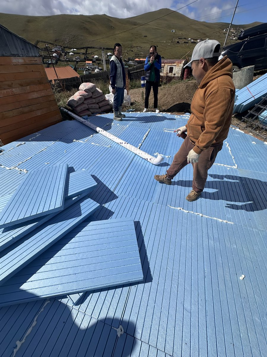 Гэр бууриасаа даарч 
Хаяанаасаа хөлддөг.
Нэг хөлдчихвөл 3 өдөр өөд уруугүй галлаж байж гэсдэг.
Ийм дулаан тусгаарлагч материал сайхан хямдраад ирсэн тул 10см дэвсээд өгчихөөр унгахад л халаад байдаг гэр болдог юм.
Би өөрөө туршиж үзсэн учраас энд тэнд айлуудад “шахаад” яваа юм.