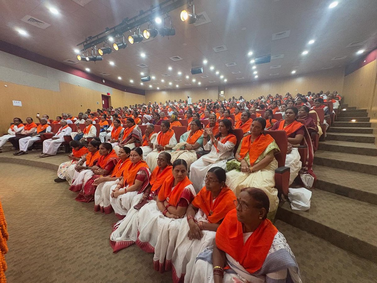 basavayogi8's tweet photo. ಉತ್ತರ ಪ್ರದೇಶದ ಕಾಶಿ/ವಾರಣಾಸಿಯ ಬನಾರಸ್ ಹಿಂದೂ ವಿಶ್ವ ವಿದ್ಯಾಲಯದಲ್ಲಿ 29-08-2025 ರಂದು ಪೂಜ್ಯ ಜಗದ್ಗುರು ಮಾತೆಗಂಗಾದೇವಿಯವರ ಸಾನಿಧ್ಯದಲ್ಲಿ ಪೂಜ್ಯ ಸದ್ಗುರು ಬಸವಯೋಗಿ ಸ್ವಾಮೀಜಿ, ಪೂಜ್ಯ ಸದ್ಗುರು ಮಾತೆ ವಿಜಯಾಂಬಿಕೆ ನೇತೃತ್ವದಲ್ಲಿ 9ನೇ "ಬಸವ ಧರ್ಮ ಸಮ್ಮೇಳ" 9th #BasavaDharmaSammelana
#LingayataDharma #LingayatReligion https://t.co/dskj9TjseM