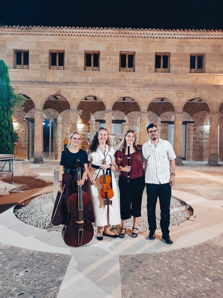 Calurosísima acogida del público de Huete (Cuenca) en nuestro concierto de anoche, celebrado en el claustro del Convento de Jesús y María 
Una velada especial✨
Gracias 🌃