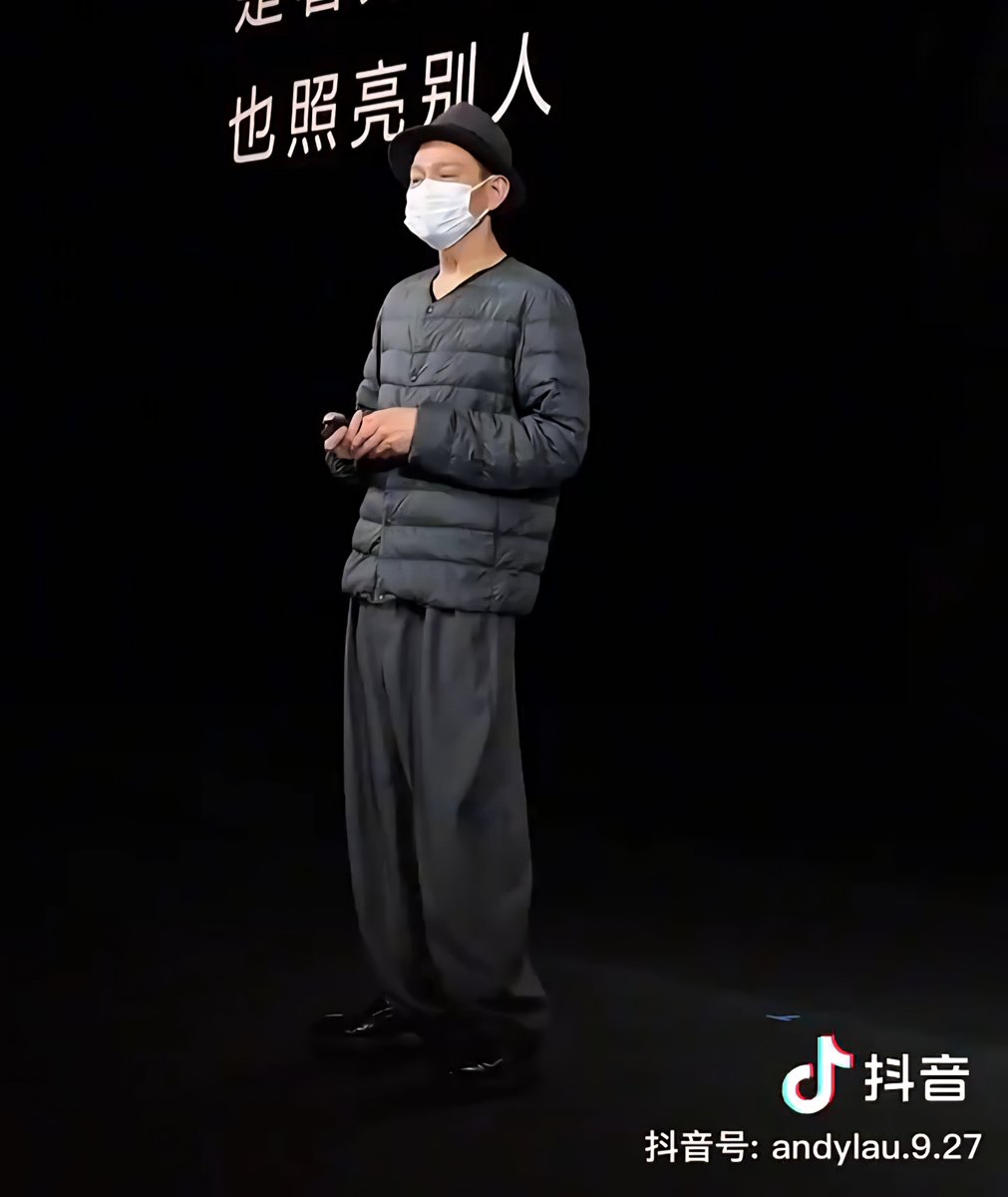 물론 날 절대 실망 시키지 않는 유덕화 슨생님 😐 슬림패딩에 추리닝, 중절모 뭐냐 진짜