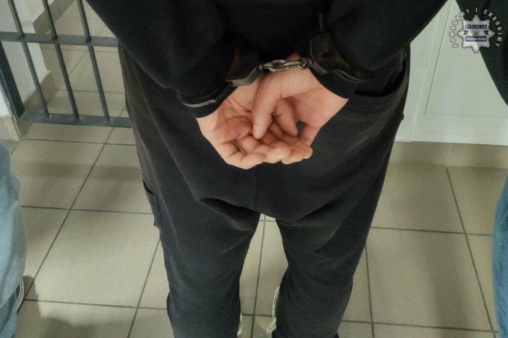 UkroWatch's tweet photo. Złodziej z Ukrainy ukrywał się w Niemczech

Ukrainiec uczestniczył w kradzieży butli z czynnikiem chłodniczym z jednego ze sklepów w Międzyrzeczu Dolnym, których wartość przekroczyła 30 tysięcy złotych. Ukrainiec przez pewien czas ukrywał się w Niemczech.

https://t.co/fMla8SInH1 https://t.co/Sa80fimRuf