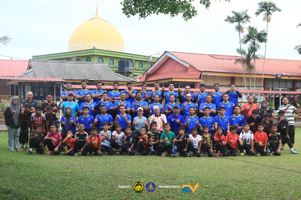OfficialPahang's tweet photo. 📸 Hari terakhir Kursus Kejurulatihan Akar Umbi 2025. Para pelatih menjalani sesi praktikal bersama anak-anak cilik dari beberapa kelab junior di daerah Kuantan.

#sripahang #wherelegendsareborn https://t.co/bEEAvkjhxd