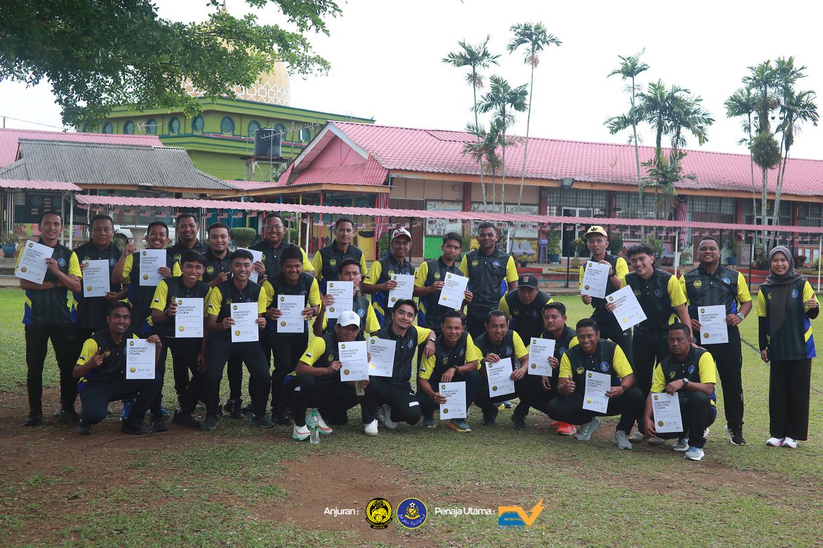 OfficialPahang's tweet photo. 📸 Hari terakhir Kursus Kejurulatihan Akar Umbi 2025. Para pelatih menjalani sesi praktikal bersama anak-anak cilik dari beberapa kelab junior di daerah Kuantan.

#sripahang #wherelegendsareborn https://t.co/bEEAvkjhxd