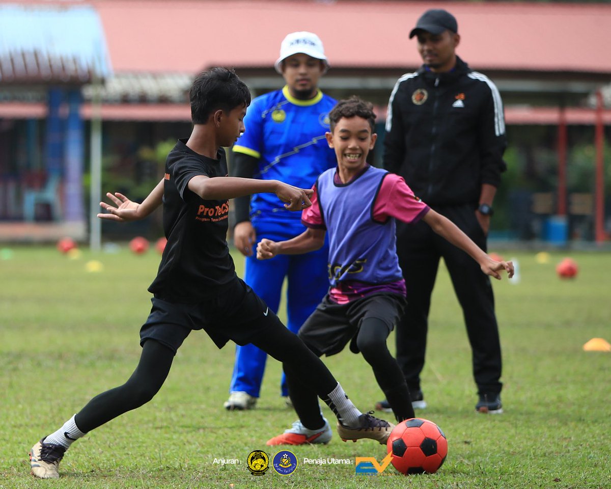 OfficialPahang's tweet photo. 📸 Hari terakhir Kursus Kejurulatihan Akar Umbi 2025. Para pelatih menjalani sesi praktikal bersama anak-anak cilik dari beberapa kelab junior di daerah Kuantan.

#sripahang #wherelegendsareborn https://t.co/bEEAvkjhxd