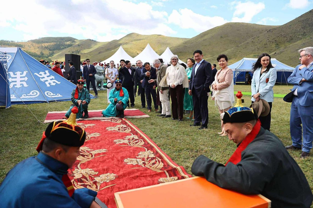 Ерөнхийлөгч У.Хүрэлсүх, Австралийн Холбооны Улсын Амбан захирагч /төрийн тэргүүн/ Саманта Мостин нар дурсгалын мод тарьжээ.