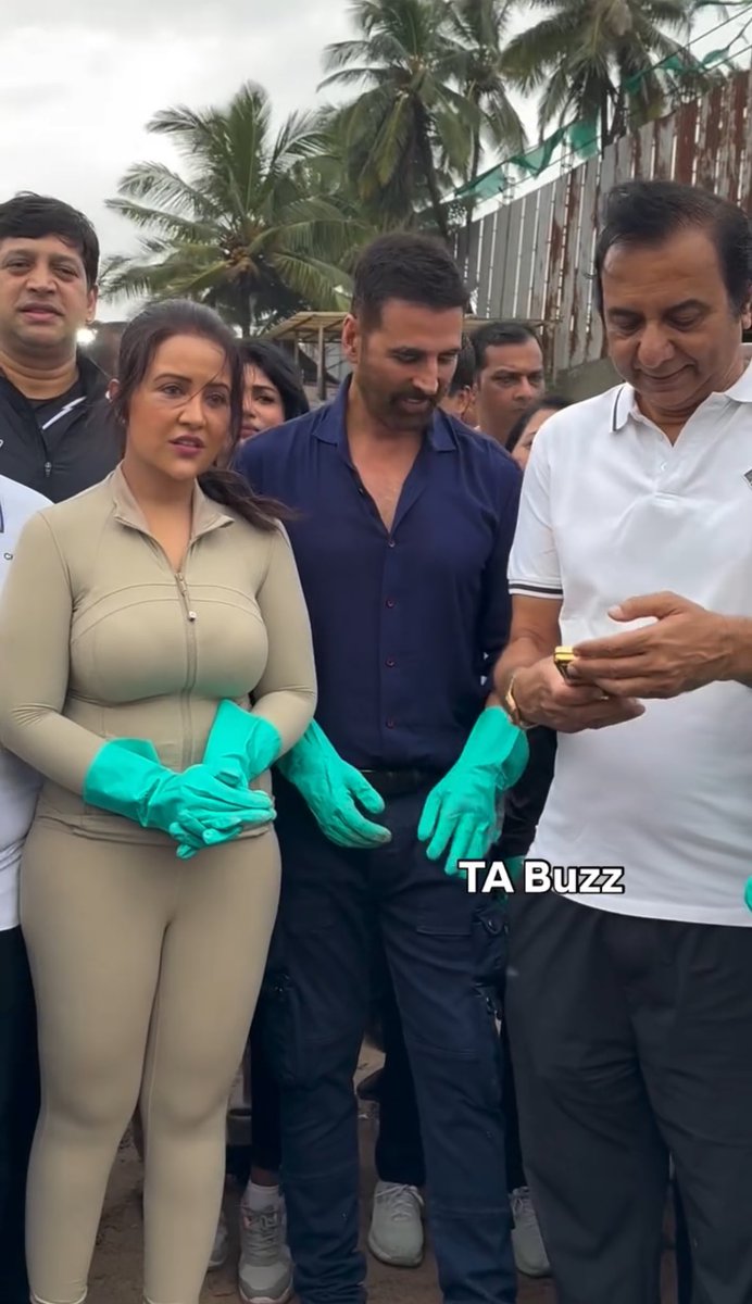 SaralVyangya's tweet image. हमारे देश में गणेश चतुर्थी का पर्व तो धूमधाम से मनाया जाता है लेकिन उसके बाद क्या होता है ये सब को पता है 

गणेश विसर्जन के दौरान उनकी प्रतिमाओं को कहीं नदी या समंदर के किनारे फेंक दिया जाता है, उन जगहों को कोई साफ़ नहीं करता 

बॉलीवुड के खिलाड़ी अक्षय कुमार और महाराष्ट्र के…