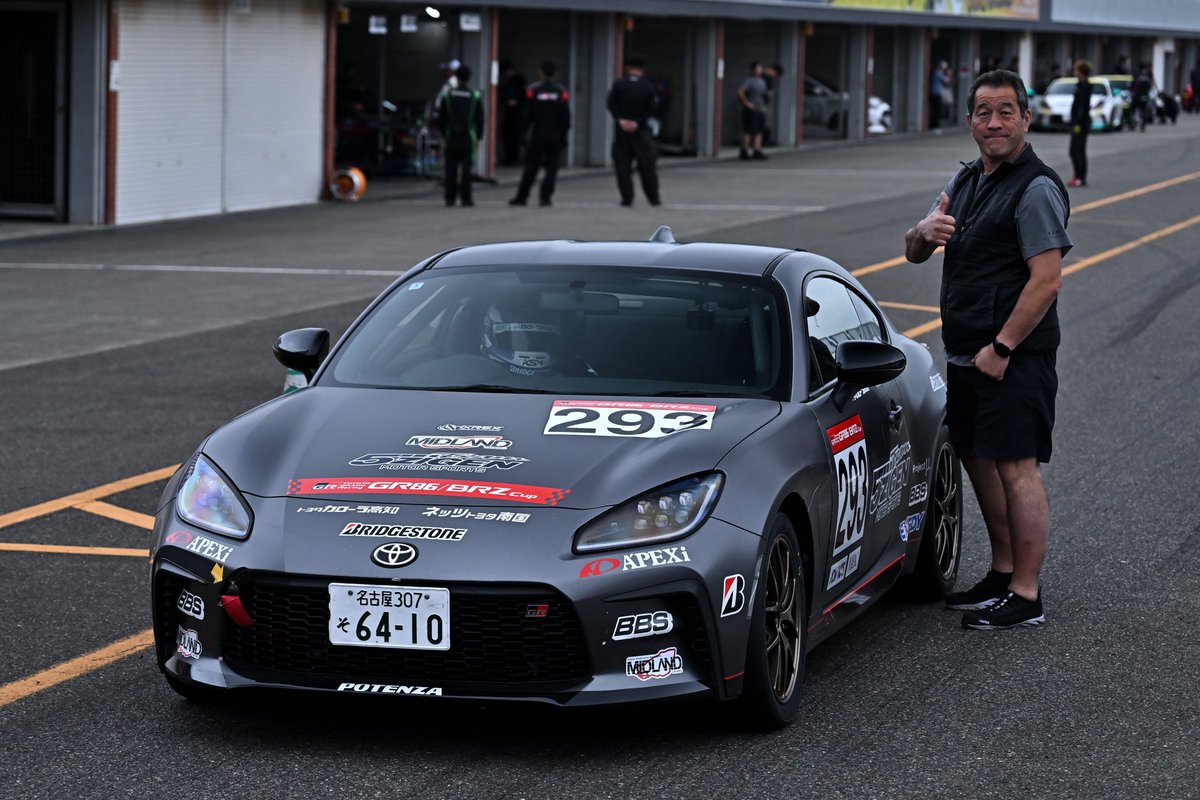 今週末はGR86/BRZ Cup富士でした！
予選2位から優勝できました！

突然、大切な仲間とお別れすることになり、チーム全員気持ちの整理がついていないまま挑んだレースでしたが、今日のレースは空からの熱い応援を感じました。

岡本さんの魂が乗ったクルマをシーズン最後まできっちり走らせます。