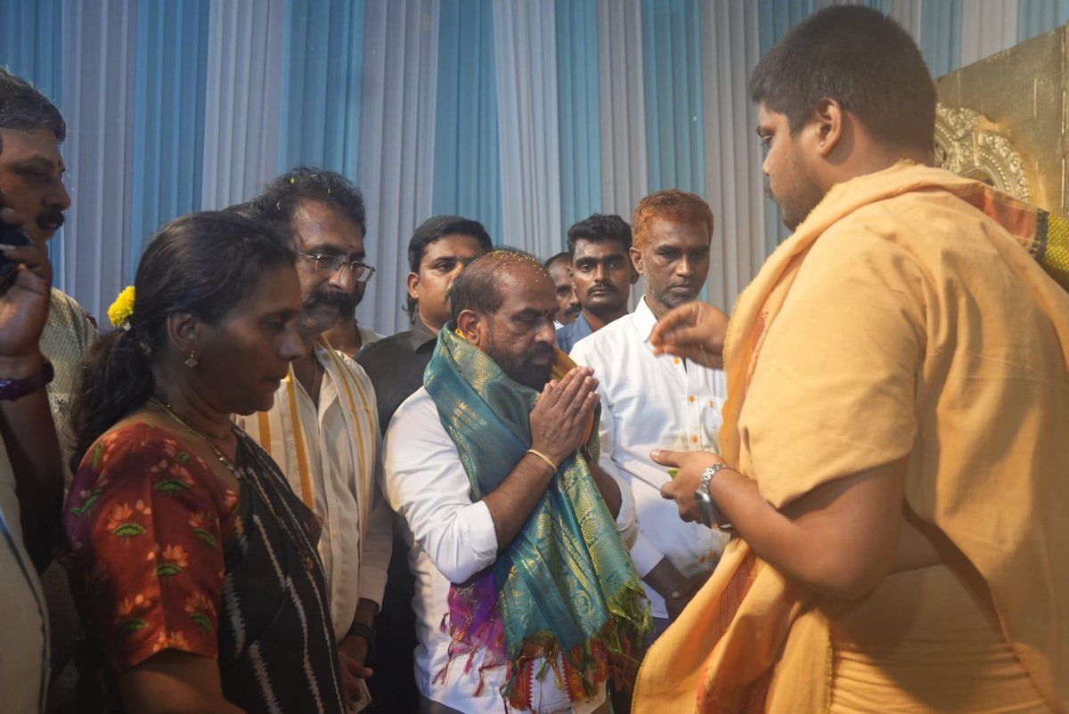 satyakumar_y's tweet photo. విశాఖపట్నంలోని సీతమ్మధార బాలశాస్త్రి లేఅవుట్ లో ఏర్పాటు చేసిన వినాయక మండపంలో విఘ్నేశ్వరుడిని దర్శించుకుని పూజలు చేశారు. 
#Visakhapatnam #Seethammadara #VinayakaChavithi https://t.co/N7KYb6FU4P