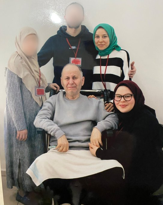 muhittinakgul's tweet photo. Bir evlat,
aylarca babasının hapishanedeki ağır hastalık durumunu medyada paylaştı,
görevlilere ulaşmaya çalıştı.
Ancak yetkililer kulaklarını ve
gözlerini tıkadılar.
Çünkü vicdanları tamamen bozulmuştu.
Ve şimdi o hasta hapishanede vefat etti.
İş,
BÜYÜK MAHKEMEYE kaldı. https://t.co/4h2XF9hMxS