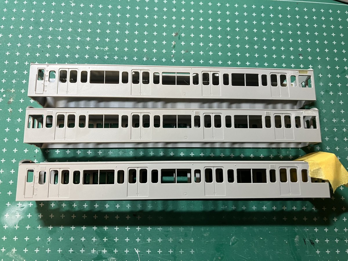 tkk103series's tweet photo. 昨日大井町IMONで購入した103系ＨＱキットをクモハ103-70率いるＯ22編成にすべく早速下拵え。
全車号車札受け撤去に加えて、M'179とTc'571は側面幕無しの為恒例の光硬化パテで埋め込み。
新しい試みとしてKATO製101系メイクアップパーツのシールドビームを取付。
#103系   #青梅線　#Model_Greenmax https://t.co/NxgWj7f8NL