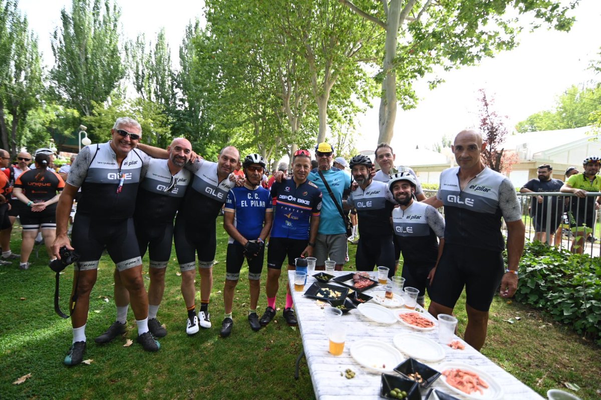Serrano celebra el éxito de la quedada ciclista con 450 participantes 🚴‍♀️🚴‍♂️

El alcalde Manuel Serrano se sumó hoy a la gran quedada ciclista organizada por la Escuela Ciudad de Albacete, que reunió a 450 aficionados con salida desde el Pincho de la Feria.
El recorrido, que pasó