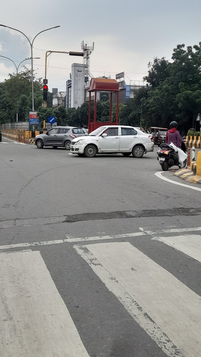 IMayankSh's tweet photo. Respected authorities, this lady scooty driver is constantly jumping red lights rashly. First she jumped the Adobe redlight, Noida &amp; then Stadium redlight. You can find the number 'DL1SAH1411' by zoom in the plate. Please take the needful action. @Noidatraffic @noidapolice https://t.co/bjKMI3nHRU