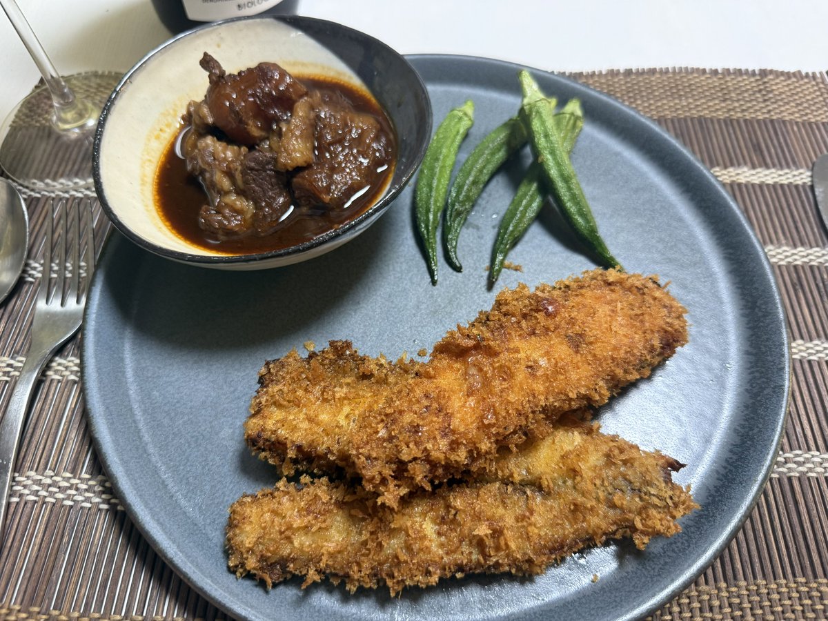 牛すじの赤ワイン味噌煮込みとささみのチーズ挟みフライとしめ鯖のフライ(？！)です！
ワインはランブルスコ飲みたくなって買ってきてしまった