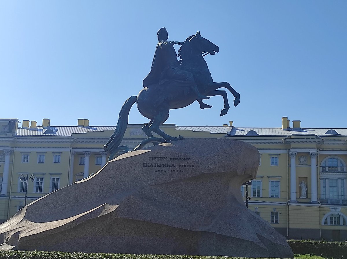 Спортсмены бегут, я сижу😊