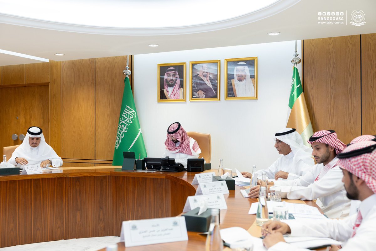 الأمير #عبدالله_بن_بندر وزير الحرس الوطني، يعقد اجتماعاً مع معالي محافظ الهيئة العامة للصناعات العسكرية المهندس أحمد العوهلي، بحضور معالي نائب الوزير، لبحث آخر مستجدات أعمال توطين الصناعات العسكرية في #وزارة_الحرس_الوطني .