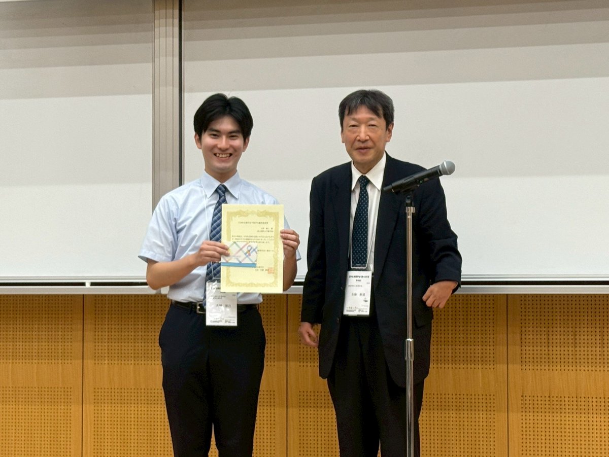 lightbulbmirai's tweet photo. 9月6日(土)〜7日(日)に開催された日本社会薬学会第43年会にて、おくすり教室代表・大神徳己が「学部学生優秀発表賞」を受賞いたしましたので、ご報告申し上げます！

#日本社会薬学会 #東京薬科大学 #災害医療 https://t.co/tLbqmoR2CP