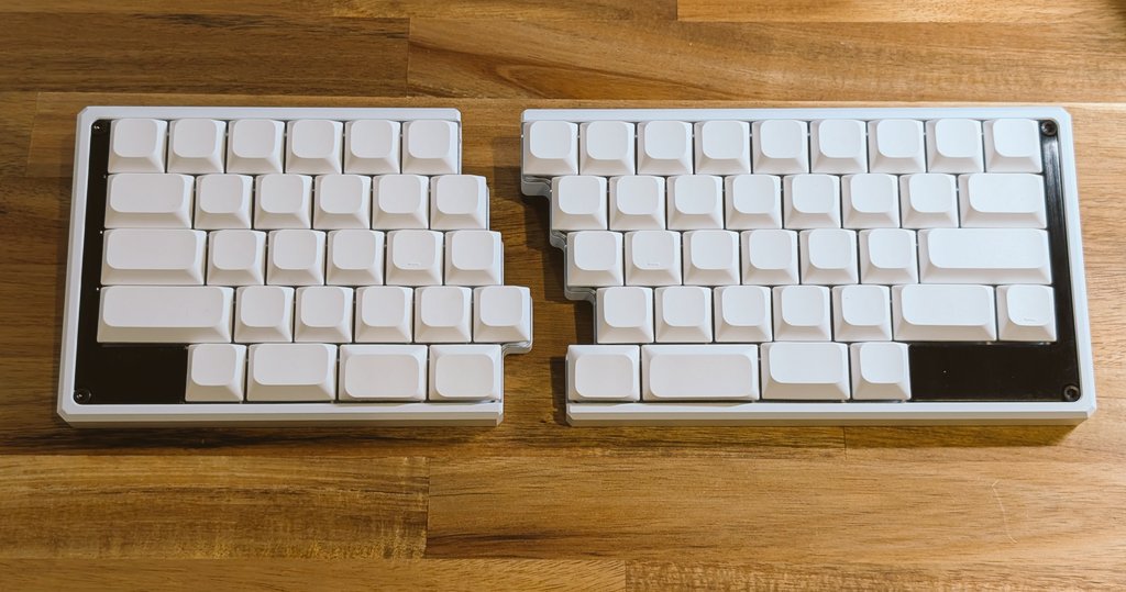 Salicylic_acid3's tweet photo. Title: やはりHHKBスタイルが好き
Keyboard: InSixty EN
Case: InSixty用アルミケース
Switch: Kailh Deap Sea Silent Switch
Keycaps: YMDK ホワイト ロープロファイル キーキャップ
#InSixty
#KEEB_PD
#KEEB_PD_R266 https://t.co/mybezEpVcP