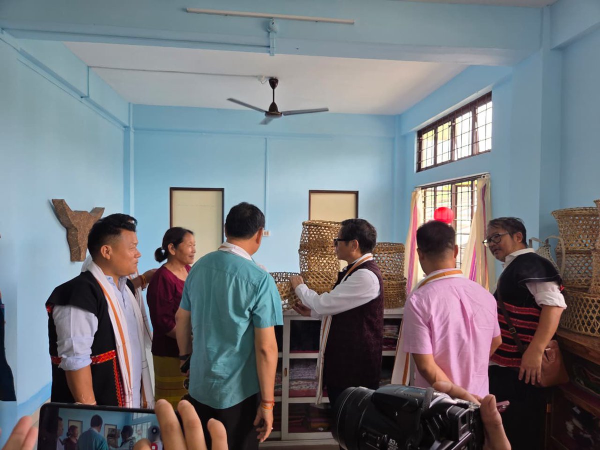 east_siang's tweet image. Hon.Min. Sh.@NyatoDukam ji inaugurated the newly constructed District Emporium in Pasighat. Emphasising the need to be sashakt, he encouraged the Textile and Handicrafts Department to make it a hub for display and sale of locally produced #handloom and #handicrafts. He also…
