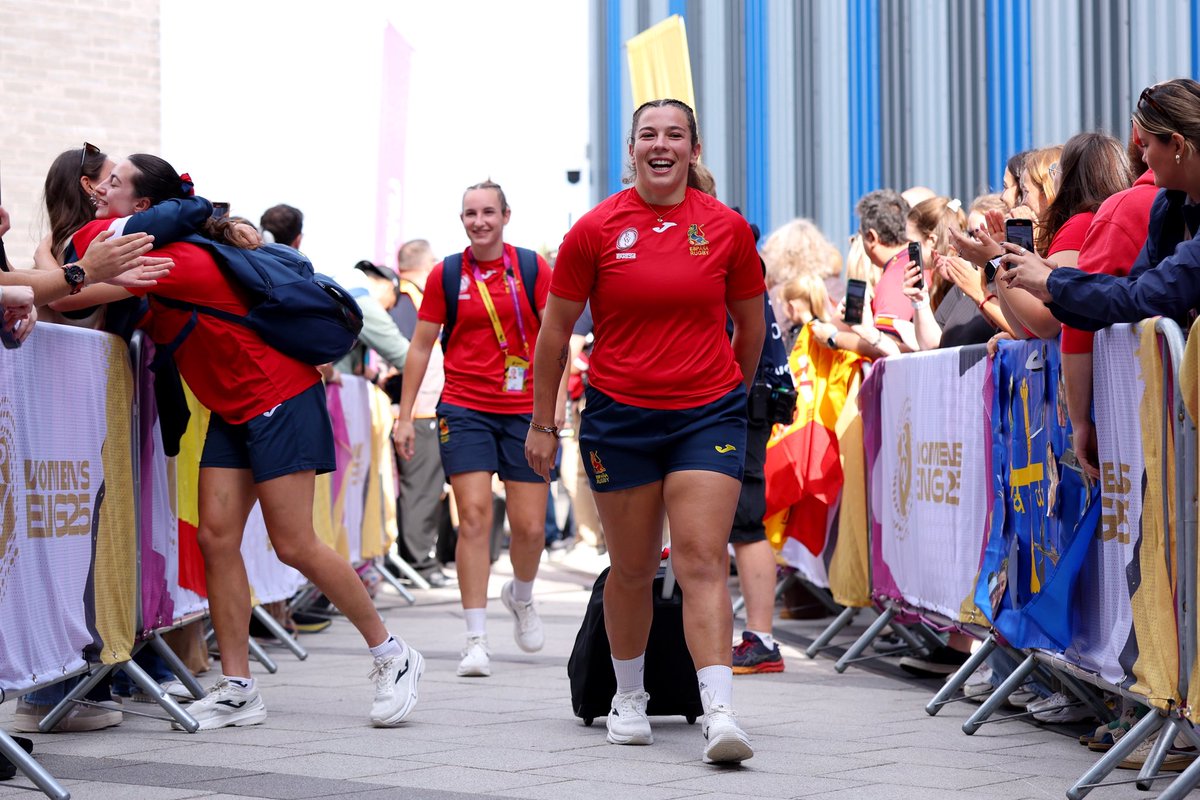 ferugby's tweet image. Esta llegada 😊 
#RWC2025 | #LasLeonas