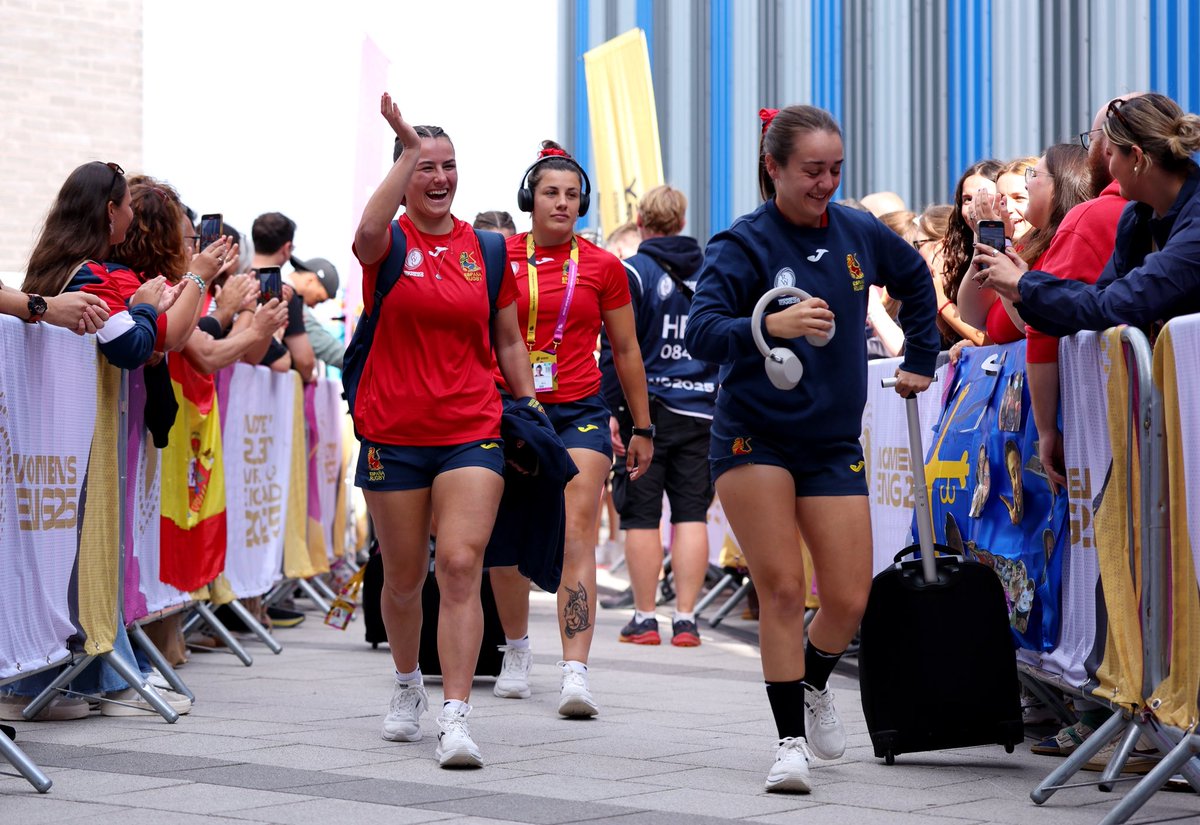 ferugby's tweet image. Esta llegada 😊 
#RWC2025 | #LasLeonas
