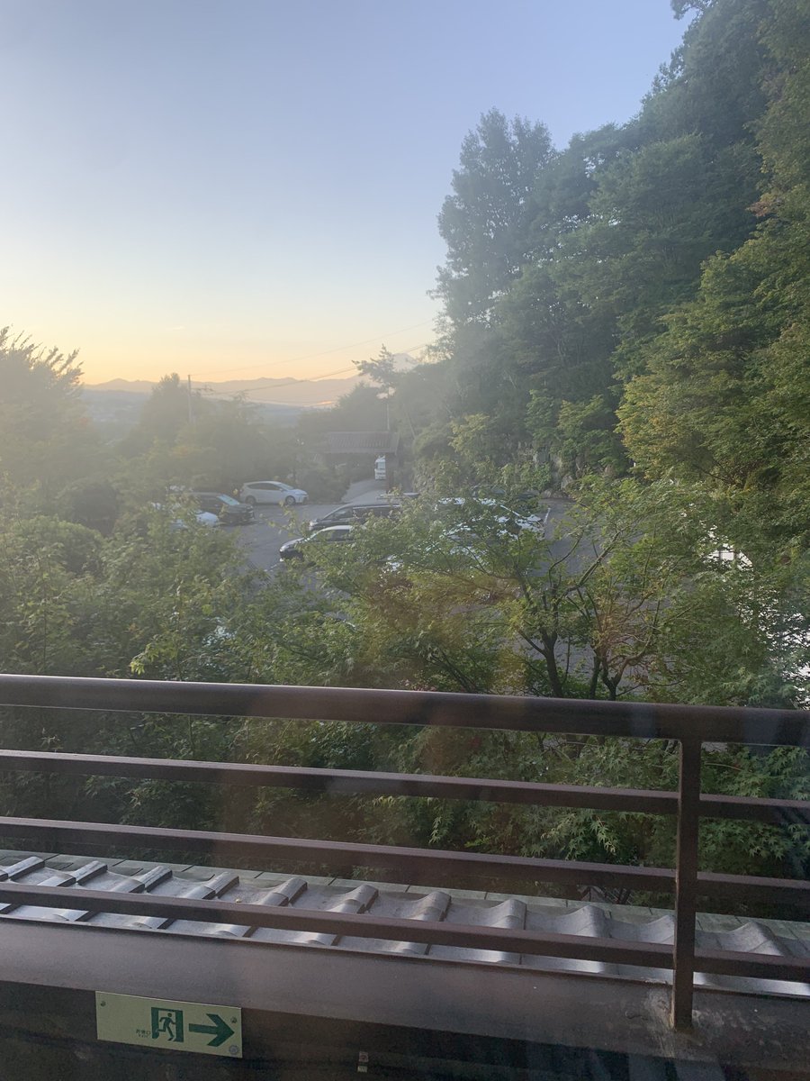 今年も吉岡中の引率で山梨へ。部外者ですが、こういう大事な時に一緒にお仕事させていただけてありがたいです。
感動を分けてくれてありがとう。

朝は『部屋から富士山見えるよ〜』でみんな起きました。木が被っている富士山と共に。