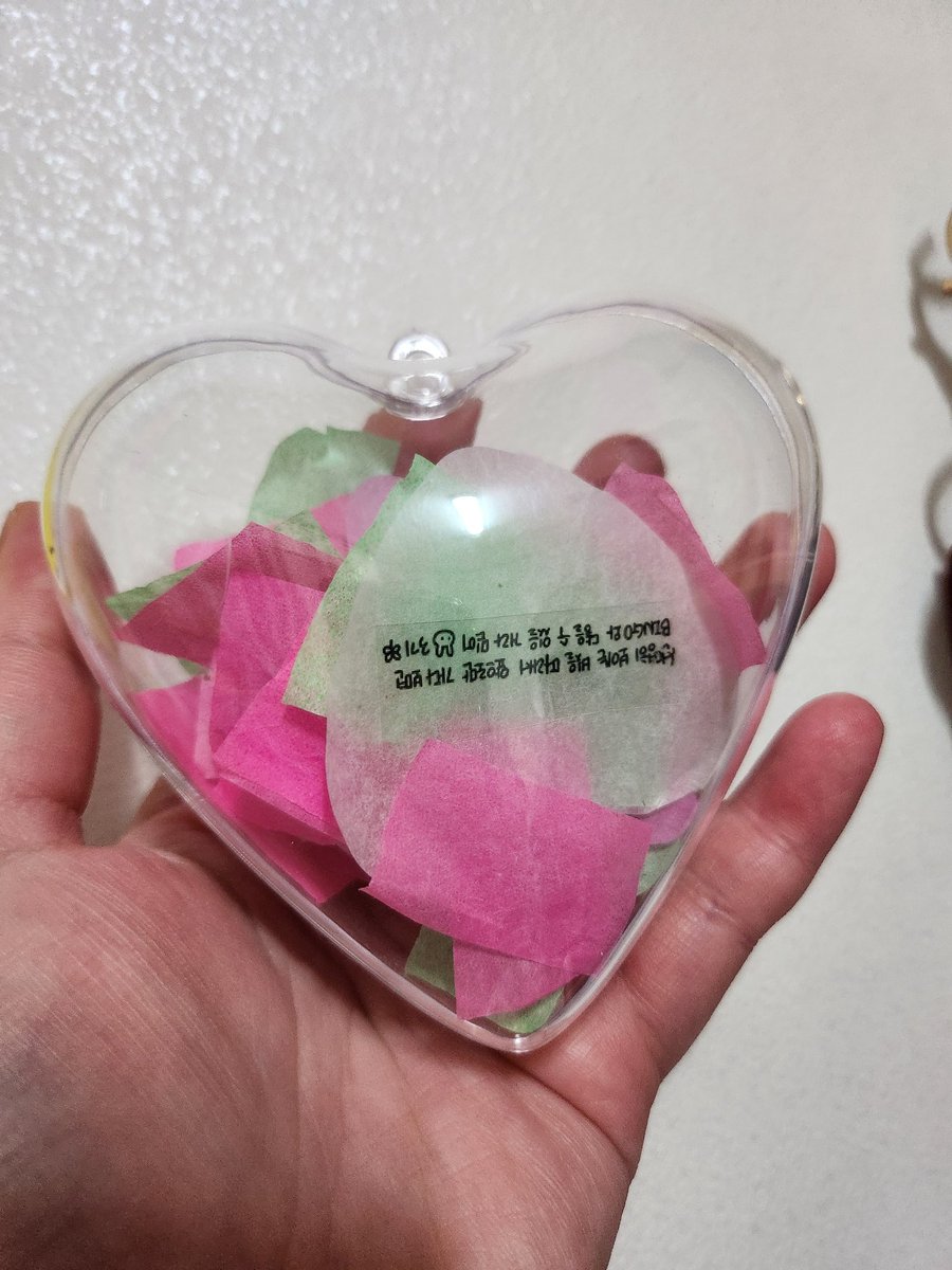 긴테 보관팁!
다이소에 요런 하트모양,공모양 키링케이스를 판매해요:)
넣어서 키링으로 보관해 보세요!!