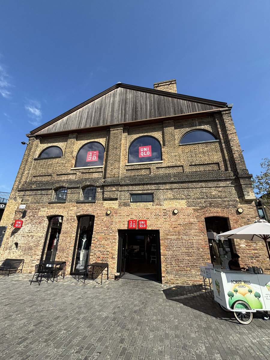 과거에는 상권의 기준이 스타벅스였다면
지금은 유니클로다.

전세계 모든 매장의 최종결정은 야나이 회장이 직접 한다.

런던 킹스크로스 인근 콜 드롭(석탄야적장)