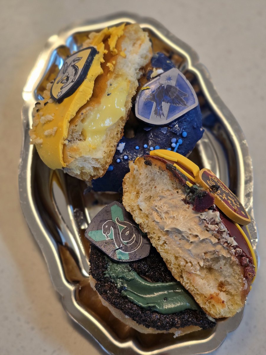 <크리스피크림도넛>
해리포터 콜라보⚡️넷 다 진짜 달아서 금요일에 먹었는데 혈스맞고 지금 일어남(아님
그리핀도르는 로투스크림, 후플푸프는 커스터드크림이 들어있고 레번클로는 블루베리아이싱, 슬리데린은 흑임자 초코크림이 올라감! 롯데잇츠 앱에서 할인쿠폰 뿌리니 참고하세요