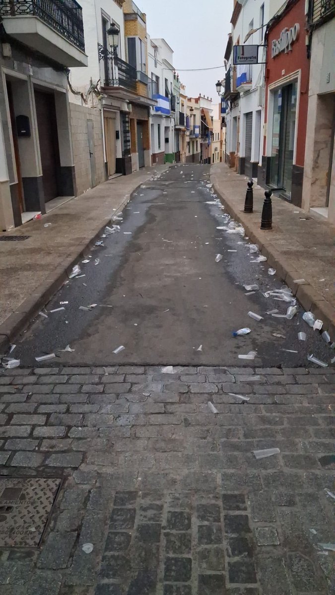 ElVisoDelAlcor_'s tweet photo. #CuidandoElViso💙 Una vez finalizada la Verbena del Rosario, los operarios continuarán actuando en la zona durante esta semana. 

🔵 Agradecemos la labor de los equipos de limpieza que seguirán trabajando durante el mes de septiembre en distintos eventos y actos. https://t.co/iwkDwxsTK8