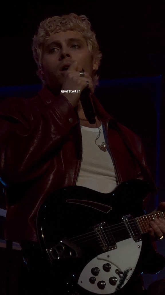 Tha5SOSFamily's tweet photo. Close ups of 5SOS while performing with the Jonas Brothers earlier 

Via: @wfttwtaf https://t.co/UUxqPI4XBI