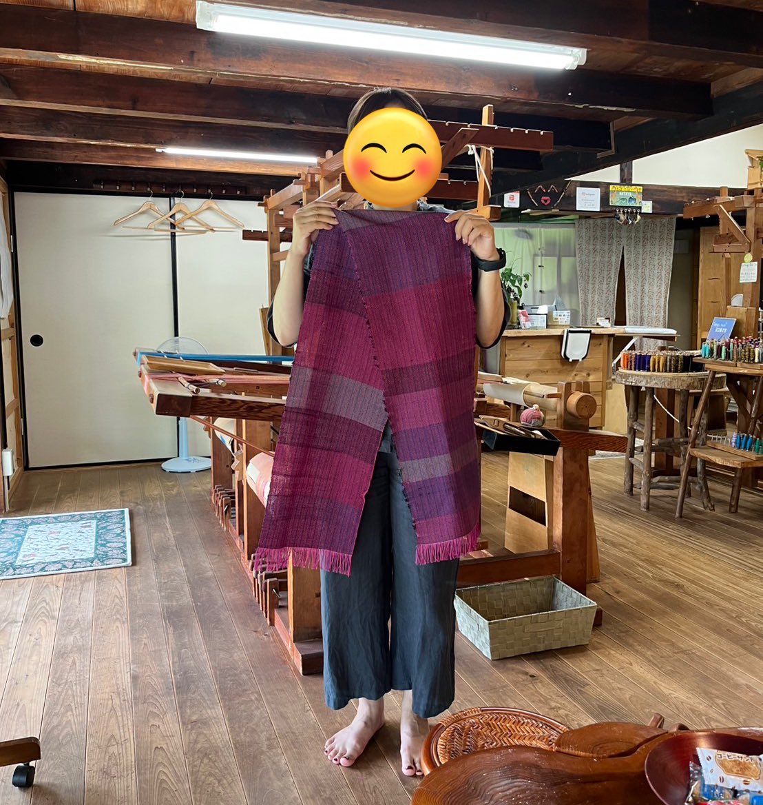 お久しぶりです。食べ過ぎたり、少食にしたりと一進一退しています。鬱々とした気分を晴らすために機織り体験に行って来ました。3時間かけて150cm織り上げマフラーを作成。世界に一つだけの宝物です♪早く涼しくなって使いたいなあ。