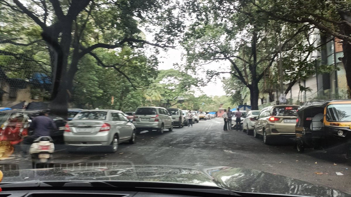 puneet_kabra's tweet photo. @mybmc @MTPHereToHelp @mieknathshinde @MumbaiPolice @VidyaThakurBJP @mybmcWardPS Requesting @MTPHereToHelp @mybmc #MHADA @VidyaThakurBJP @CMOMaharashtra please act.. this illegal garage outside Ekta Tripolis, Siddharth Nagar, Goregaon West is creating nuisance and had occupied MHADA property.
Daily they create Traffic Nuisance #TrafficAlert https://t.co/LCdUTgNE6y