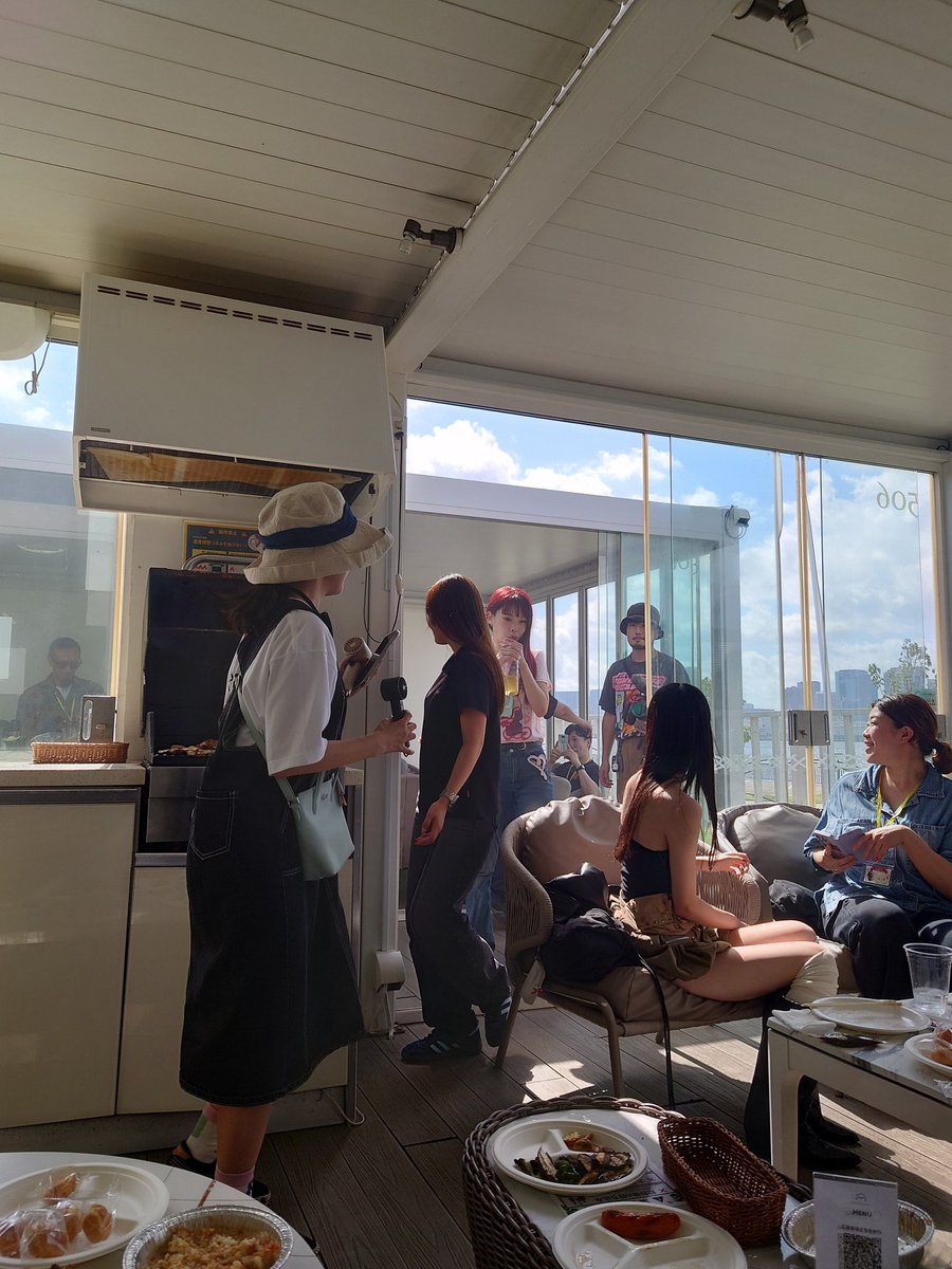 v4zrv's tweet image. はじめてのファンクラブイベント！同じ部屋の人たちめちゃくちゃ優しかった、ありがとうございました！m(_ _)m
ツーショットめちゃくちゃ早くて、なんにも話せなかったけどZoomの面談の時に話す！
アイナさんのライブ見て改めて歌手になりたいっておもった！これから頑張ります！#アイナ荘イベント