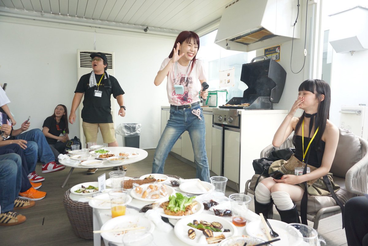 v4zrv's tweet image. はじめてのファンクラブイベント！同じ部屋の人たちめちゃくちゃ優しかった、ありがとうございました！m(_ _)m
ツーショットめちゃくちゃ早くて、なんにも話せなかったけどZoomの面談の時に話す！
アイナさんのライブ見て改めて歌手になりたいっておもった！これから頑張ります！#アイナ荘イベント