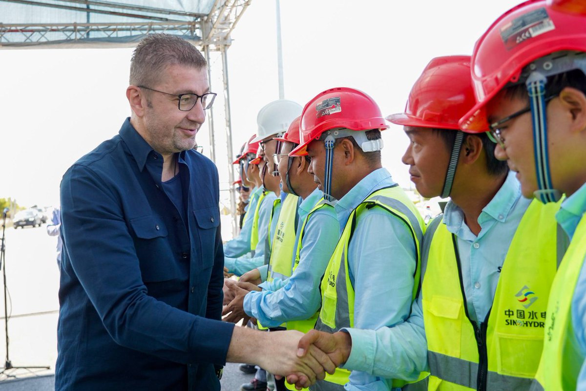 Денеска присуствував на пуштање вo употреба на дел од автопат Кичево - Охрид, ова е силен доказ дека државата се движи напред, дека се гради и дека се надминуваат долгите години на застој.

Речиси една деценија овој проект беше симбол на закочени и незавршени, или би рекол