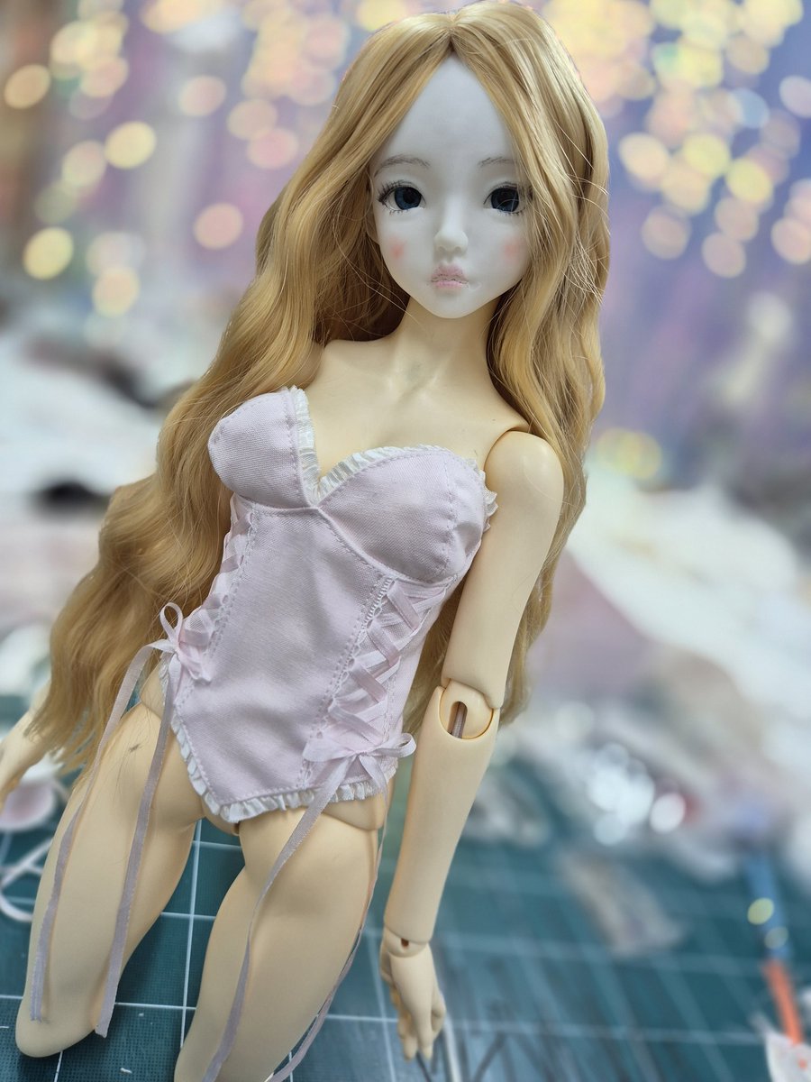 인형옷 만들기 - 서울 1기 [고급] 정규 클래스 2회차
어제보다 더한 코르셋 지옥😱
바니걸 의상도 만들어봤습니다:)
모든 패턴을 직접 부딪혀가며 수정해가는 과정이 익숙해지시도록 알려드리고있어요🤩
내년 부스 전시를 목표로 더 힘내봐요!
다음은 원삼 지옥에 빠져보실까요🤣