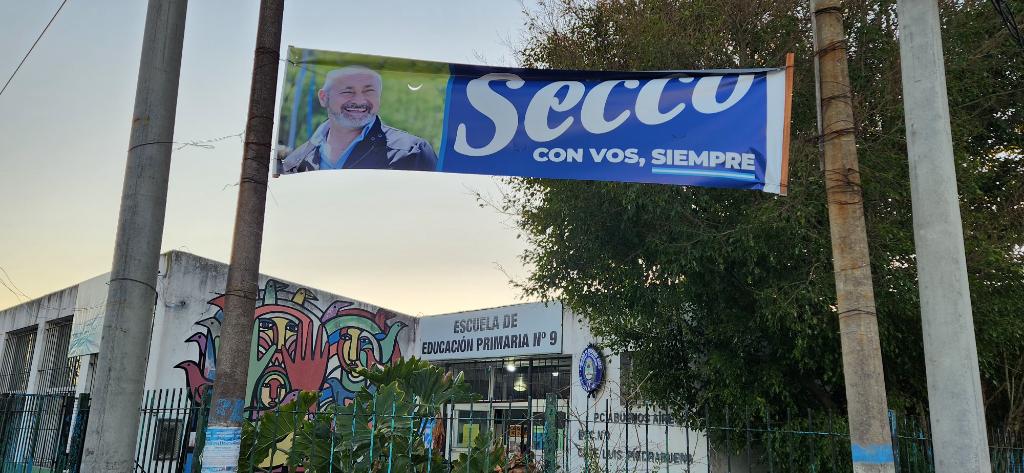 aalmada1982's tweet photo. Delito Electoral en Ensenada (#3ra Sección Electoral). El intendendente de @FuerzaPatriaBA colocó cartelería partidaria en la entrada del establecimiento: Escuela EP N9. https://t.co/mTOrsWKZld