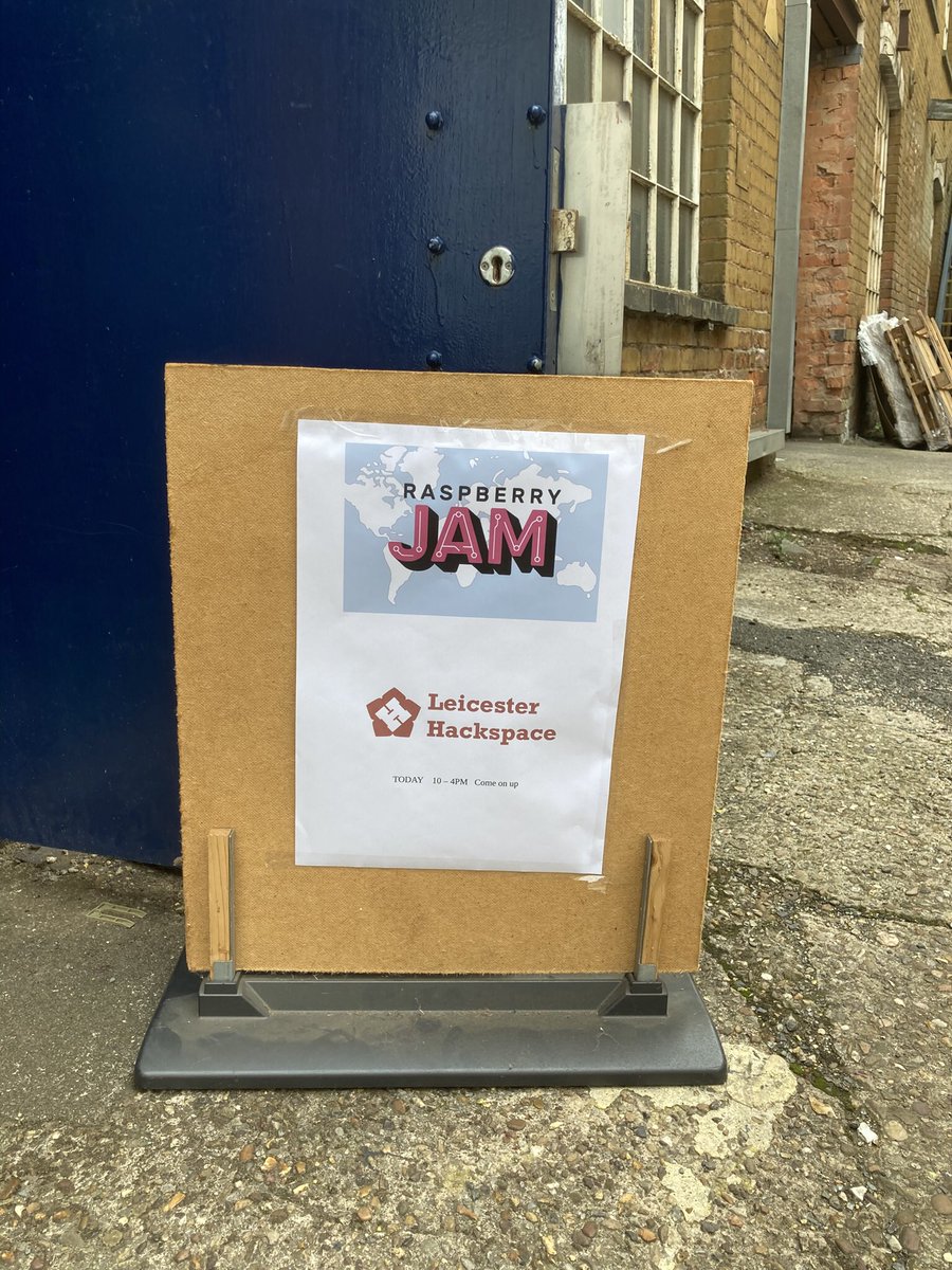 windy54's tweet image. #raspberrypijam @Raspberry_Pi we had a PI Jam at Leicester Hackspace yesterday, 15 members turned up, unfortunately none of the Eventbrite ticket holders turned up. Not everything was PI related, and one day I will take a decent photo🙂