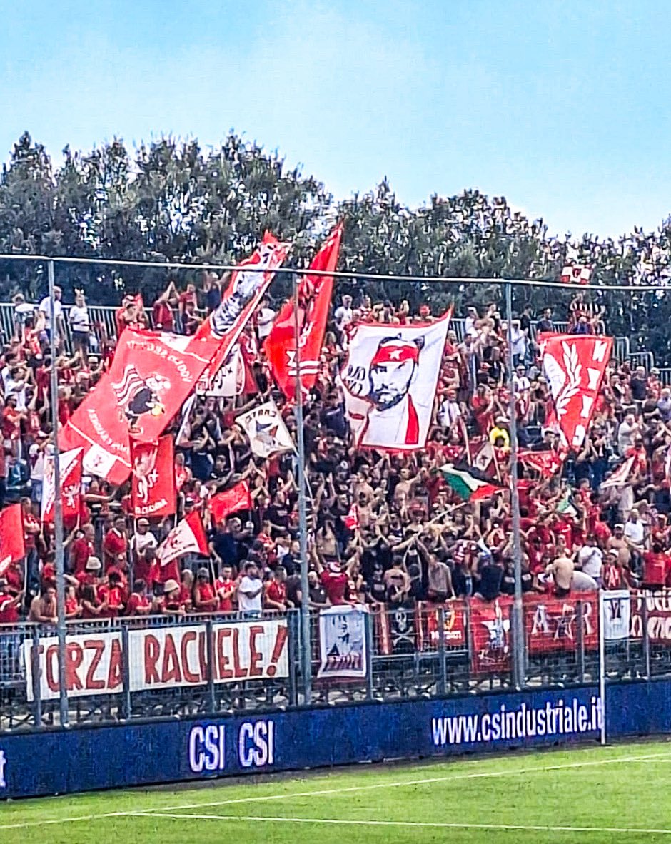 Peeteet's tweet photo. Gisteren zat ik bij de wedstrijd A.S. Gubbio - Perugia. Ondanks de wat saaie 1-1 was het heerlijk toeven op de sfeervolle tribune. ๐ฎ๐น #gubper #umbria https://t.co/tj7WX5Ptj2