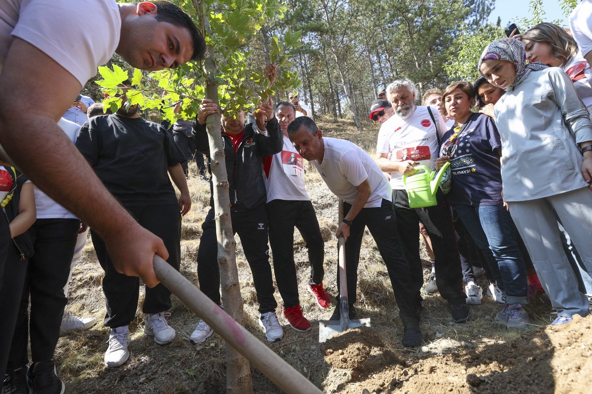 Partimizin kuruluş yıl dönümü etkinlikleri kapsamında; Genel Başkanımız Sayın Özgür Özel’in öncülüğünde, Eymir Gölü’nde ‘102. Yıl Koşusu’nu gerçekleştirdik. Parkur bitiminde ise 102. yılımız anısına fidanlarımızı toprakla buluşturduk.

Gençliğin umudu, enerjisi ve coşkusuyla